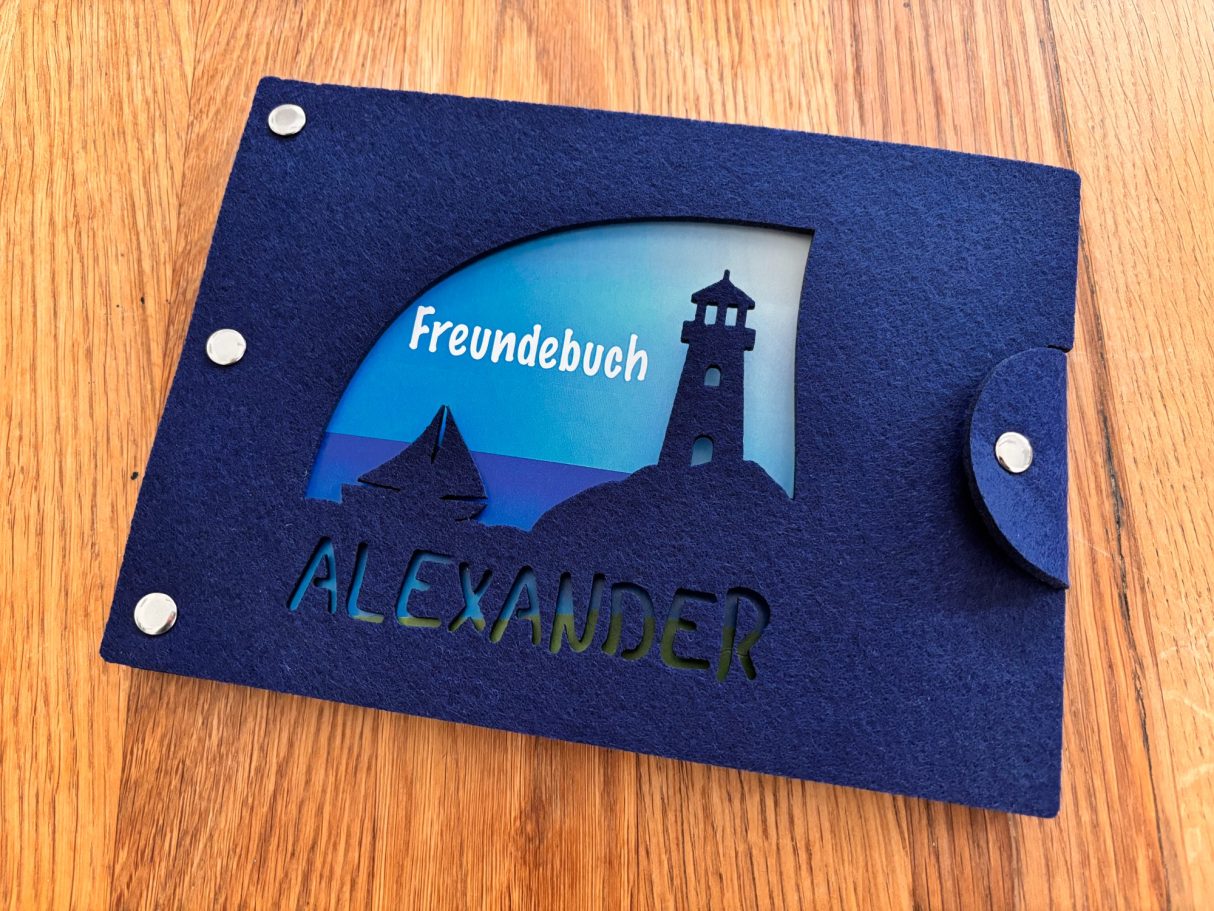 Freundebuch Nordsee Buch mit Wellenmotiv und Leuchtturm, personalisiert mit dem Namen Alexander.