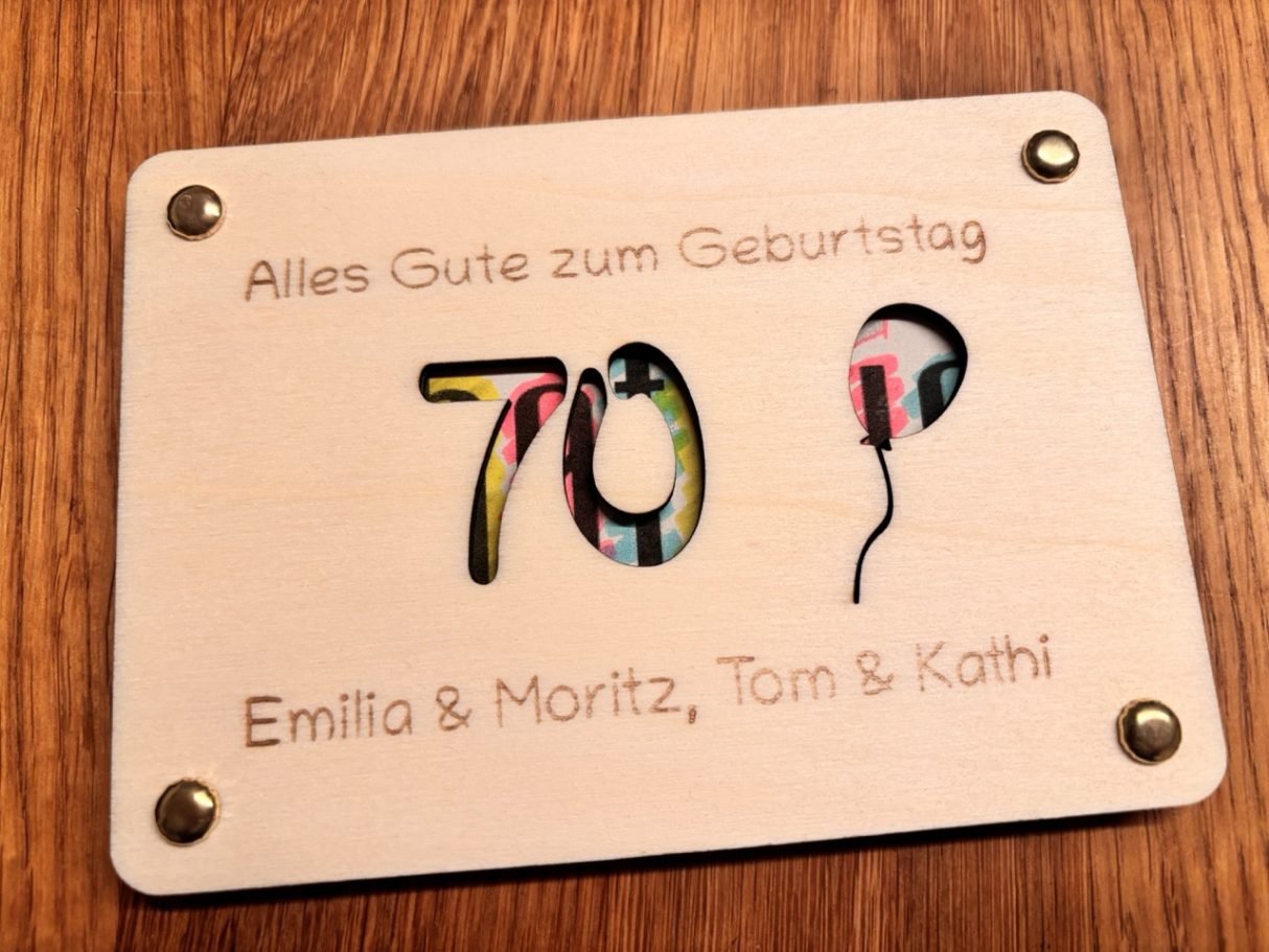 Geburtstagskarte zum Befüllen Geburtstagskarte mit buntem Schriftzug „70“ und Namen: Emilia, Moritz, Tom, Kath.